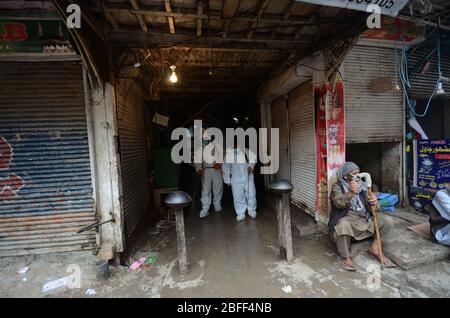 Peshawar, Pakistan. April 2020. Wasser- und Sanitärdienste Peshawar Personal, das Desinfektionsmittel Spray in Ghanta Ghar Bereich nach zweiten Corona positiven Fall in Muhalla Tandoran berichtet. (Foto: Hussain Ali/Pacific Press) Quelle: Pacific Press Agency/Alamy Live News Stockfoto