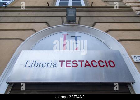 Roma, Italien. April 2020. Blick auf eine geschlossene Buchhandlung im Stadtteil Testaccio in Rom (Foto: Matteo Nardone/Pacific Press) Quelle: Pacific Press Agency/Alamy Live News Stockfoto