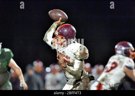 Quarterback macht einen Pass, der zu einem ersten Down bei einer dritten Down-Konvertierung führte. USA. Stockfoto