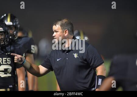 Fußballtrainer spricht Mannschaft während einer Zeitüberschreitung an. USA. Stockfoto