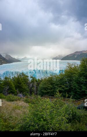 Ein Blick auf den See und den Gletscher Perito Moreno Nationalpark Los Glaciares. Die argentinische Patagonien im Herbst. Stockfoto