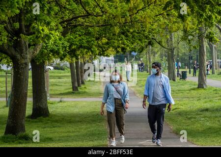 London, Großbritannien. April 2020. Clapham Common ist jetzt ziemlich ruhig, da es kälter ist und Lambeth Council hat alle Bänke aufgeklebt, Schilder aufgestellt und Patrouillen von Aufsehern organisiert. Die "Lockdown" geht weiter für den Ausbruch des Coronavirus (Covid 19) in London. Kredit: Guy Bell/Alamy Live News Stockfoto