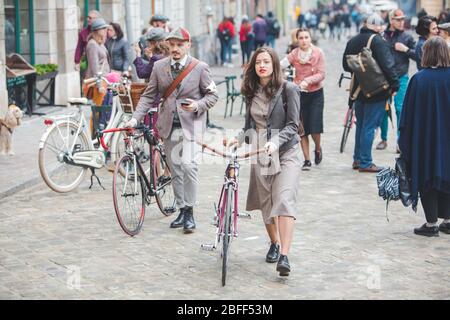 Lviv, Ukraine - 4. Mai 2019: Stadt Geburtstagsfest Menschen fahren alte Retro-Fahrräder Stockfoto