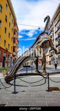 Italien Kalabrien Cosenza - Corso Mazzini - Dinosaurier im Mab - Museo All'Aperto Bilotti Stockfoto