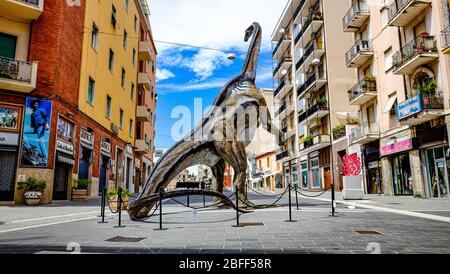 Italien Kalabrien Cosenza - Corso Mazzini - Dinosaurier im Mab - Museo All'Aperto Bilotti Stockfoto