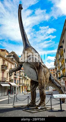 Italien Kalabrien Cosenza - Corso Mazzini - Dinosaurier im Mab - Museo All'Aperto Bilotti Stockfoto