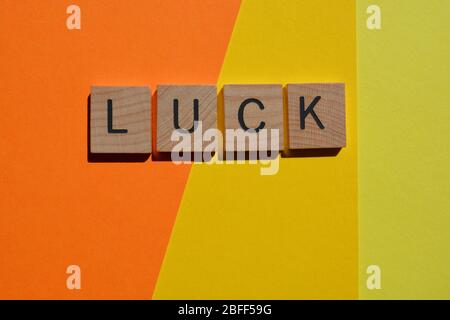 Luck, Wort in 3d Holz Alphabet Buchstaben, Draufsicht mit Kopierer Raum Stockfoto