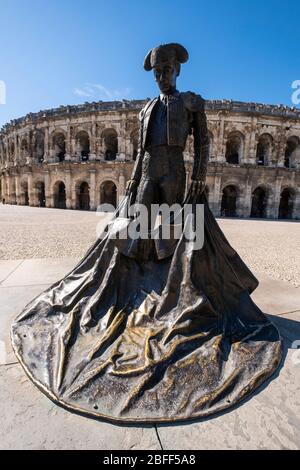 Statue des französischen Stierkampfmatadors Christian Montcouquiol Nimeño II vor der Arena von Nîmes römisches Amphitheater in Nimes, Frankreich, Europa Stockfoto