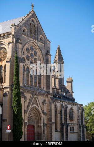 Seiteneingang zur Kirche Saint-Baudile in Nimes, Frankreich, Europa Stockfoto