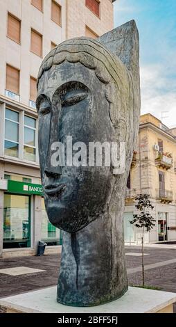 Italien Kalabrien Cosenza - Corso Mazzini - Mab - Museo all'Aperto Bilotti - Oper von Amedeo Modigliani Testa di cariatide ( Caryatid Kopf ) Stockfoto