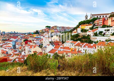 Panorama der Altstadt und der kirche igreja da graca in lissabon, Portugal Stockfoto