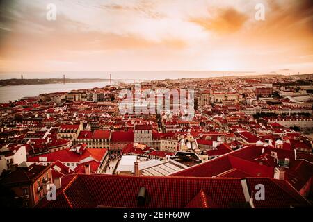 Schönes Panorama der Altstadt und des Baixa-Viertels in Lissabon bei Sonnenuntergang, vom Sao Jorge Burgberg, Portugal, aus gesehen Stockfoto