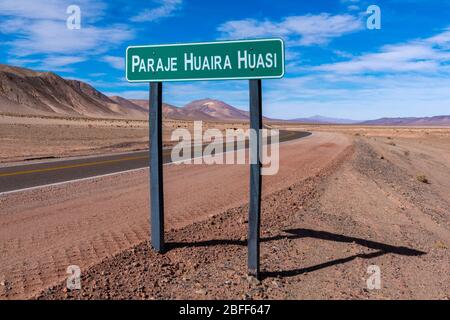 Abgebrühtes und verfallendes Dorf Huaira Huasi auf der N52 in Salar Olaroz, in den hochgelegenen Anden, im Nordwesten Argentiniens, in Lateinamerika Stockfoto