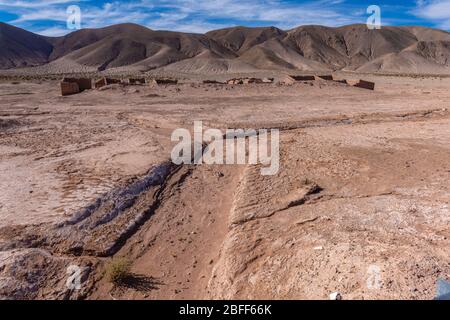 Abgebrühtes und verfallendes Dorf Huaira Huasi auf der N52 in Salar Olaroz, in den hochgelegenen Anden, im Nordwesten Argentiniens, in Lateinamerika Stockfoto