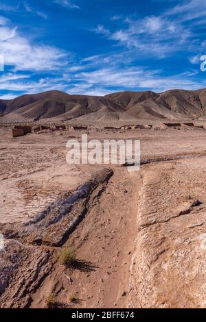 Abgebrühtes und verfallendes Dorf Huaira Huasi auf der N52 in Salar Olaroz, in den hochgelegenen Anden, im Nordwesten Argentiniens, in Lateinamerika Stockfoto