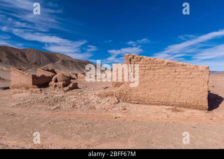 Abgebrühtes und verfallendes Dorf Huaira Huasi auf der N52 in Salar Olaroz, in den hochgelegenen Anden, im Nordwesten Argentiniens, in Lateinamerika Stockfoto