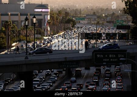 Blick auf den starken Verkehr von Los Angeles auf einem überfüllten 110 Harbor Freeway in der Innenstadt Stockfoto