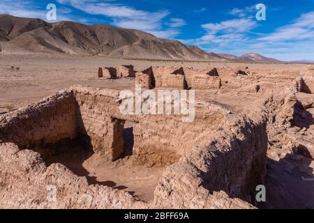 Abgebrühtes und verfallendes Dorf Huaira Huasi auf der N52 in Salar Olaroz, in den hochgelegenen Anden, im Nordwesten Argentiniens, in Lateinamerika Stockfoto