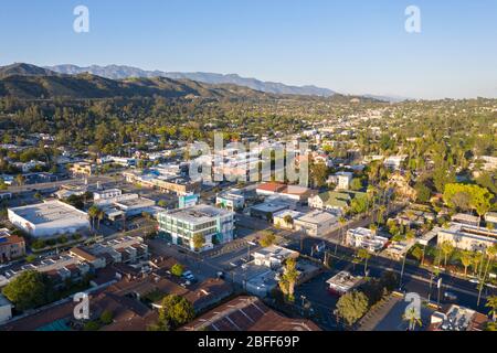 Luftaufnahmen über dem Eagle Rock Viertel im Nordosten von Los Angeles bei Sonnenuntergang Stockfoto