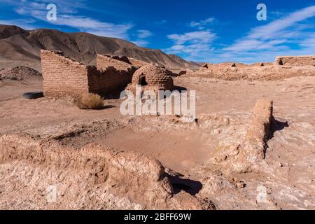 Abgebrühtes und verfallendes Dorf Huaira Huasi auf der N52 in Salar Olaroz, in den hochgelegenen Anden, im Nordwesten Argentiniens, in Lateinamerika Stockfoto