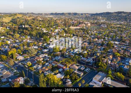 Luftaufnahmen über dem Eagle Rock Viertel im Nordosten von Los Angeles bei Sonnenuntergang Stockfoto