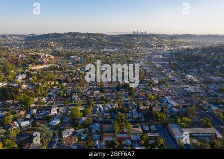 Luftaufnahmen über dem Eagle Rock Viertel im Nordosten von Los Angeles bei Sonnenuntergang Stockfoto