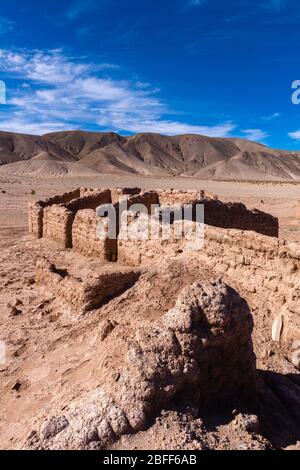 Abgebrühtes und verfallendes Dorf Huaira Huasi auf der N52 in Salar Olaroz, in den hochgelegenen Anden, im Nordwesten Argentiniens, in Lateinamerika Stockfoto