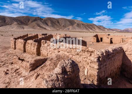 Abgebrühtes und verfallendes Dorf Huaira Huasi auf der N52 in Salar Olaroz, in den hochgelegenen Anden, im Nordwesten Argentiniens, in Lateinamerika Stockfoto