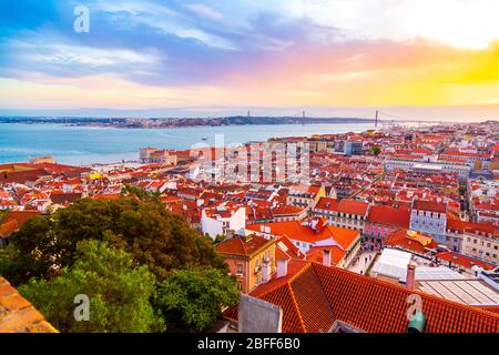 Schönes Panorama der Altstadt Baixa Viertel und Tejo Fluss in Lissabon Stadt bei Sonnenuntergang, von Sao Jorge Castle Hügel, Portugal gesehen Stockfoto