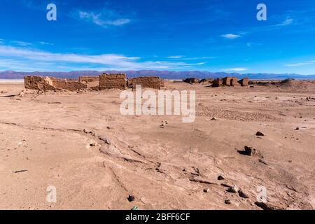 Abgebrühtes und verfallendes Dorf Huaira Huasi auf der N52 in Salar Olaroz, in den hochgelegenen Anden, im Nordwesten Argentiniens, in Lateinamerika Stockfoto