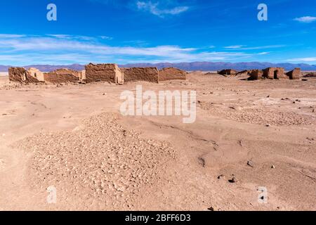 Abgebrühtes und verfallendes Dorf Huaira Huasi auf der N52 in Salar Olaroz, in den hochgelegenen Anden, im Nordwesten Argentiniens, in Lateinamerika Stockfoto