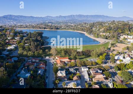 Luftaufnahme über dem Silver Lake Reservoir in Los Angeles, Kalifornien an einem sonnigen Tag Stockfoto