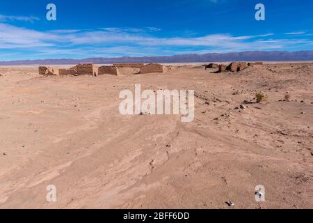Abgebrühtes und verfallendes Dorf Huaira Huasi auf der N52 in Salar Olaroz, in den hochgelegenen Anden, im Nordwesten Argentiniens, in Lateinamerika Stockfoto
