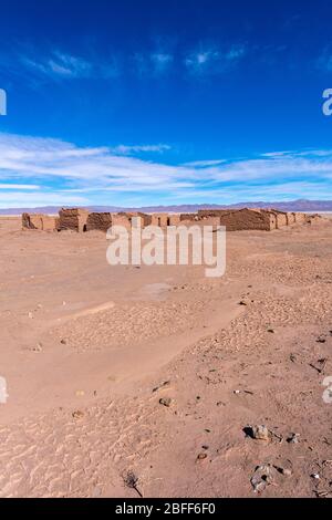 Abgebrühtes und verfallendes Dorf Huaira Huasi auf der N52 in Salar Olaroz, in den Anden, im Nordwesten Argentiniens, in Lateinamerika Stockfoto