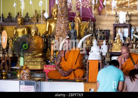 Großer Buddha Tempel, Phuket / Thailand - 19. Januar 2020: Zwei buddhistische Mönche weihen sich den Menschen Stockfoto