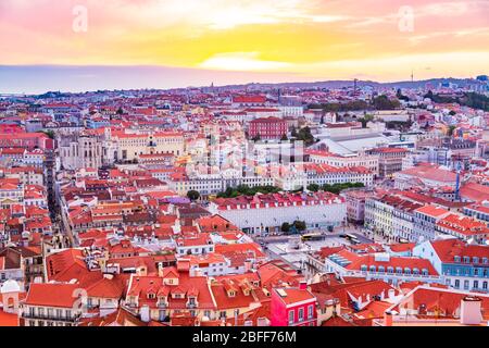 Schönes Panorama der Altstadt und des Baixa-Viertels in Lissabon bei Sonnenuntergang, vom Sao Jorge Burgberg, Portugal, aus gesehen Stockfoto