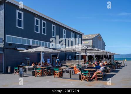 Cafe/Bar am Wasser in Queens Wharf, Wellington, Neuseeland Stockfoto