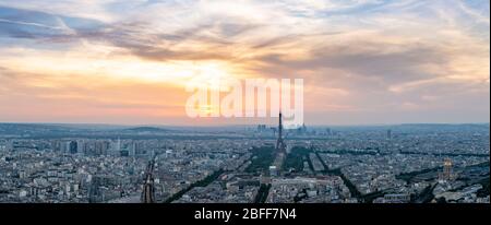 Panoramablick auf den Eiffelturm und den Teil des Eiffelturm bei Sonnenuntergang, vom Tour Montparnasse, Paris aus gesehen Stockfoto