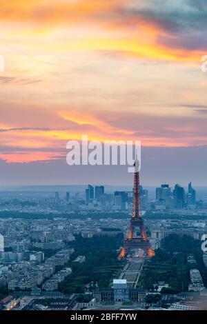 Blick auf den Eiffelturm und den Teil des Eiffelturm bei Sonnenuntergang, wie vom Tour Montparnasse, Paris Stockfoto