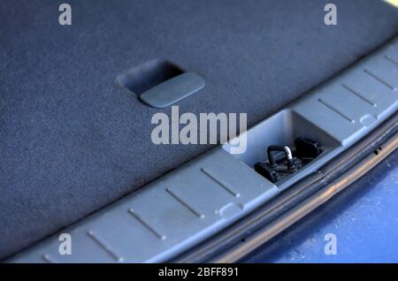 Heckwagen. Fragment eines leeren hinteren Kofferraums eines modernen Autos. Reinigung und Reinigung des Fahrzeuginnenraums bei der Autowäsche. Nahaufnahme. Selektiver Fokus. Stockfoto