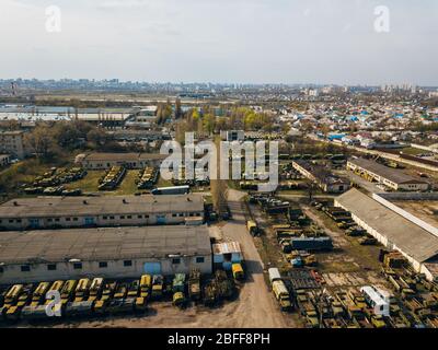 Alte rostige zerbrochene russische Militärautos für Schrott, Luftaufnahme Stockfoto