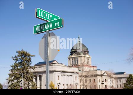 Helena, Montana - 8. April 2020: Straßen- und Straßenschilder der Montana Avenue und Lockey Avenue vor dem State Capitol Gebäude von Montana. Eine Hauptstraße Stockfoto