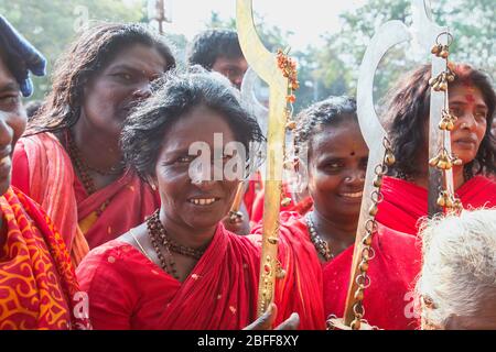 Anhänger im roten Kleid und Sickleshaped Schwerter am Sree Kurumba Sree Kurumba Bhagwati Tempel Kodungallur, während Bharani Festival, Thrissur, Kerala, Indien Stockfoto