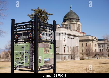 Helena, Montana - 8. April 2020: Karte und Wegweiser zum Kapitol von Montana. Stockfoto