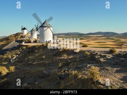 Typische alte weiße spanische Windmühlen (Molinos erscheinen in Don Quijote) umgeben von einer trockenen Landschaft in Consuegra, Toledo. Castilla la Mancha, Spanien. Stockfoto