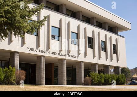 Helena, Montana - 8. April 2020: Bürogebäude des Department of Public Heath and Human Services in der Innenstadt nahe dem Capitol Square. Gesundheit und Sicherheit gove Stockfoto