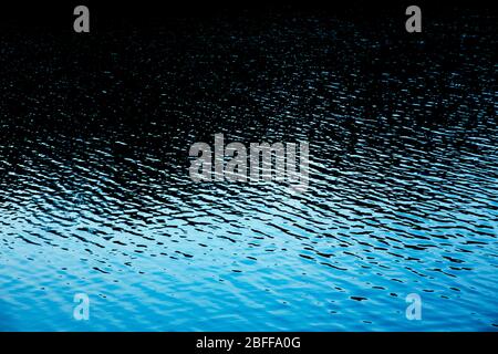 Dunkelblaues Wasser mit Textur Wellen Stockfoto