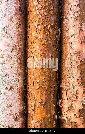 Drei korrodierte rostige Metallstäbe Stockfoto
