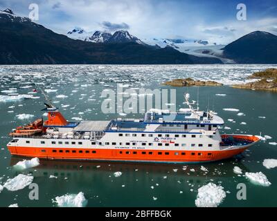 Luftaufnahme der Skorpios III Kreuzfahrt am El Brujo Gletscher am Rand des Sarmiento Kanals im Bernardo O'Higgins Nationalpark in Patagonien Chile fjo Stockfoto