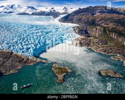 Luftaufnahme des El Brujo Gletschers am Rand des Sarmiento Kanals im Bernardo O'Higgins Nationalpark in Patagonien Chile Fjorde in der Nähe von Puerto Natale Stockfoto